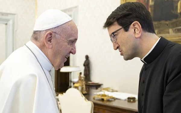 Pope Francis with Bishop Raimo Goyarrola. Credit: Vatican average