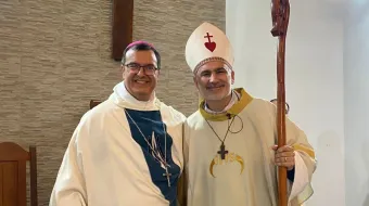 Mons. Mestre junto a Mons. Liébana al asumir como párroco de Nuestra Señora de Fátima en Mar de Ajó