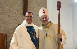 Mons. Mestre junto a Mons. Liébana al asumir como párroco de Nuestra Señora de Fátima en Mar de Ajó Crédito: Federico Desteffaniz