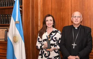 Mons. Santiago Olivera con la Vicepresidente Villarruel Crédito: Obispado Castrense de Argentina