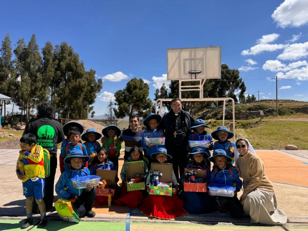 Mons. Cefai junto a los niños del Colegio San José de Huancané. Crédito: Cortesía de Prelatura de Huancané