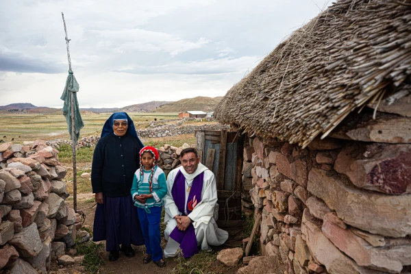 Mons. Giovanni Cefai visitando a las comunidades campesinas de Huancané. Crédito: Cortesía de Prelatura de Huancané