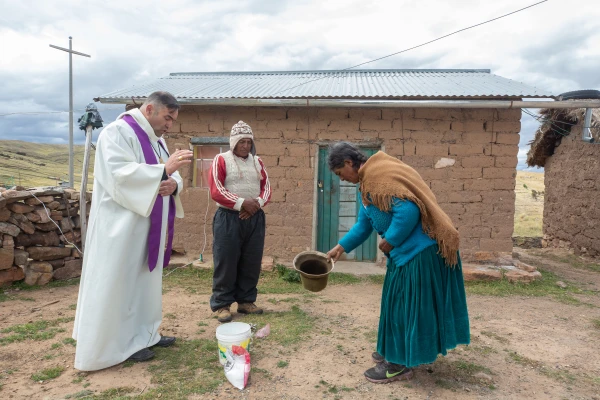 Mons. Giovanni Cefai bendiciendo a una mujer campesina. Crédito: Cortesía de Prelatura de Huancané