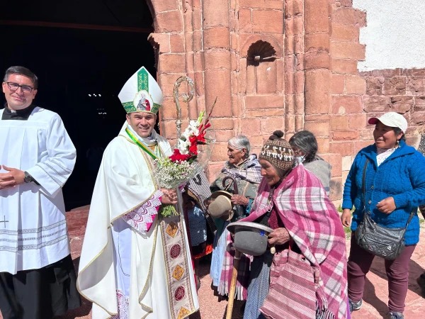 Mons. Giovanni Cefai recibe un presente de la comunidad campesina tras la celebración de la Misa. Crédito: Cortesía de Prelatura de Huancané