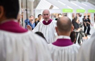 El exdirector del coro de la Capilla Sixtina, Mons. Massimo Palombella, dirige el coro durante una actuación el 9 de mayo de 2018 en la ciudad de Nueva York (Estados Unidos). Crédito: Theo Wargo/Getty Images para AEG.