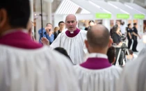 El exdirector del coro de la Capilla Sixtina, Mons. Massimo Palombella, dirige el coro durante una actuación el 9 de mayo de 2018 en la ciudad de Nueva York (Estados Unidos).