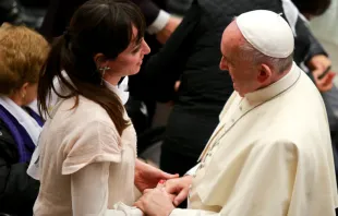 Papa Francisco sosteniendo la mano de una mujer en el Vaticano. Crédito: ACI Prensa 