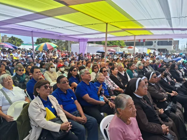 Multitud celebra la Misa por el comienzo del Año Jubilar por el 375 aniversario del milagro eucarístico en Perú. Crédito: Diócesis de Chiclayo