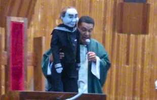 El P. Víctor Hugo Rea en Misa con el muñeco polémico. Crédito: San Antonio Saltillo