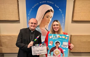 Mons. José Ignacio Munilla, Obispo de Orihuela-Alicante (España), y Gaby Jácoba, directora de la película "Kit de Santidad". Crédito: Cortesía de Gaby Jácoba.