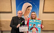 Mons. José Ignacio Munilla, Obispo de Orihuela-Alicante (España), y Gaby Jácoba, directora de la película "Kit de Santidad".