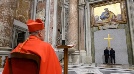 El Cardenal Mauro Gambetti preside el rito de la recognitio en la Basílica de San Pedro