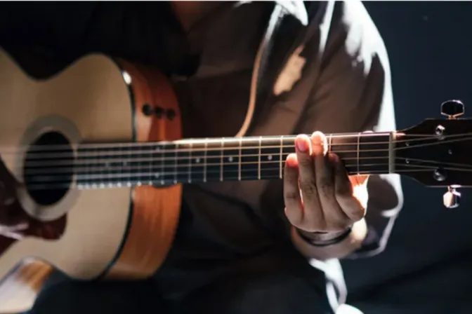 Músico católico con guitarra