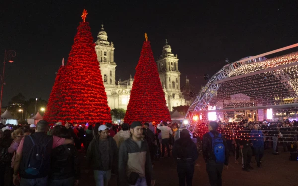 Árboles Navideños en el Zócalo de la Ciudad de México. Crédito: Gobierno de la Ciudad de México