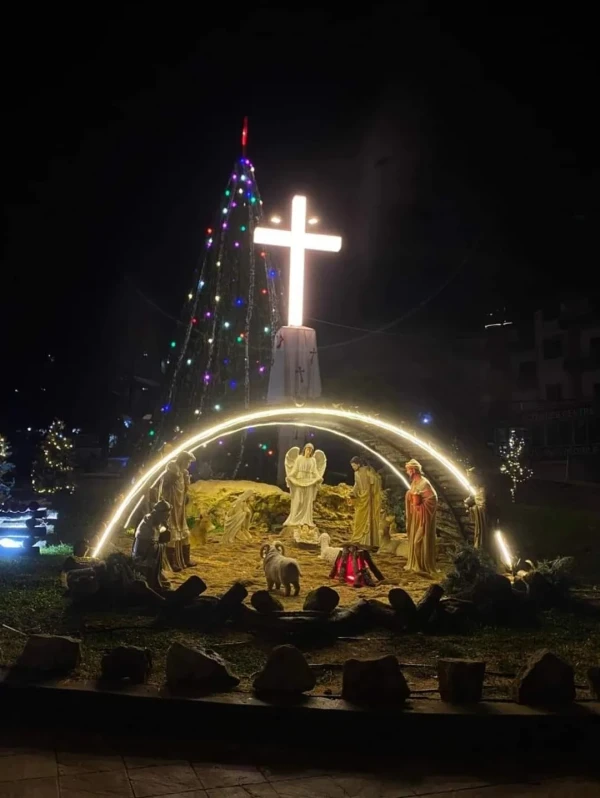 Árbol de Navidad y belén en la plaza pública de Faraya, una ciudad en el distrito de Keserwan del Monte Líbano, en noviembre de 2024. Crédito: Municipalidad de Faraya