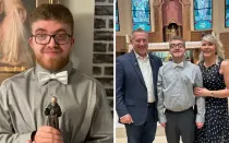 De izquierda a derecha: Paul Gannucci sostiene una estatua de su santo de confirmación, San Pío de Pietrelcina. Rob y Annette Gannucci flanquean a su hijo, Paul, en la iglesia de St. James en Duluth, Minnesota, el día de su Primera Comunión.