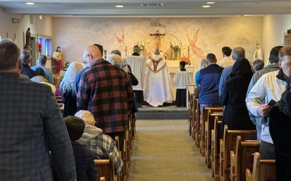 Misa celebrada a principios de este año en la Misión Católica del Espíritu Santo en Washoe Valley, Nevada, antes de que un incendio forestal desenfrenado el 7 de septiembre de 2024 destruyera la iglesia, que celebraba la única misa en latín en el norte de Nevada. Crédito: Anthony Bedoy.