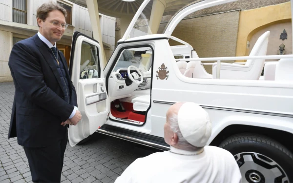 Al Papa Francisco se le muestra el nuevo papamóvil, un Mercedes eléctrico, el 4 de diciembre de 2024 en el Vaticano. Crédito: Vatican Media.