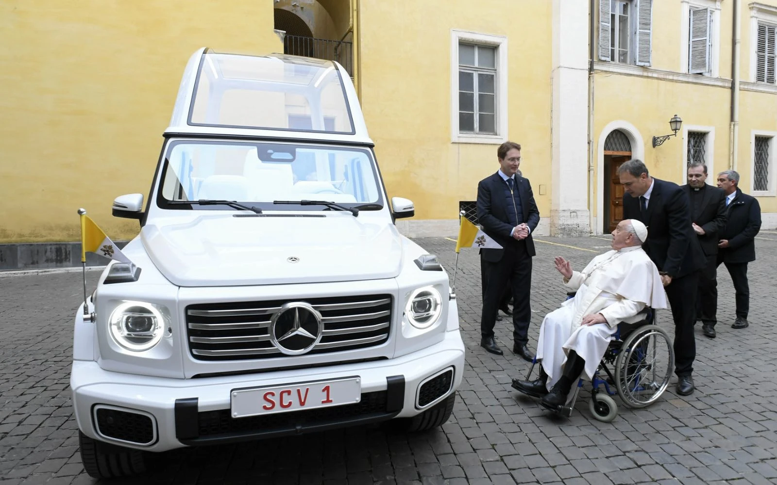 El Papa Francisco ve el nuevo papamóvil, un Mercedes eléctrico, el 4 de diciembre de 2024 en el Vaticano.?w=200&h=150