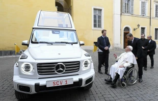 El Papa Francisco ve el nuevo papamóvil, un Mercedes eléctrico, el 4 de diciembre de 2024 en el Vaticano. Crédito: Vatican Media.