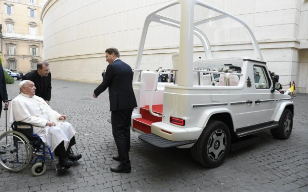 Al Papa Francisco se le muestra el nuevo papamóvil, un Mercedes eléctrico, el 4 de diciembre de 2024, en el Vaticano. Crédito: Vatican Media.