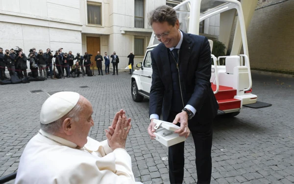 El Papa Francisco recibe la llave del nuevo papamóvil, un Mercedes eléctrico, el 4 de diciembre de 2024 en el Vaticano. Crédito: Vatican Media.