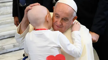 El Papa Francisco abraza a un niño en el Aula Pablo VI del Vaticano