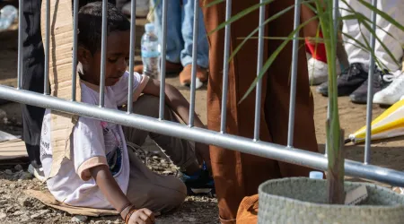 Un niño sentado en cartones presencia la Misa del Papa Francisco de este 10 de septiembre en Timor Oriental