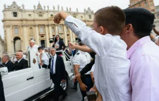 Imagen referencial de un niño sujetando un Rosario mientras saluda al Papa Francisco Crédito: Vatican Media
