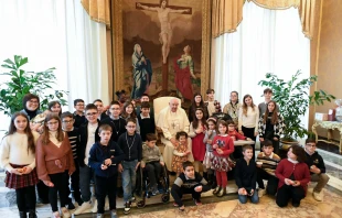 El Papa Francisco junto a los niños de Acción Católica Italiana Crédito: Vatican Media