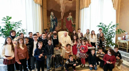 El Papa Francisco junto a los niños de Acción Católica Italiana