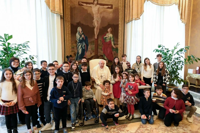 El Papa Francisco junto a los niños de Acción Católica Italiana