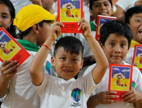 Miles de niños reciben biblias católicas en zonas afectadas por el narcotráfico en Colombia