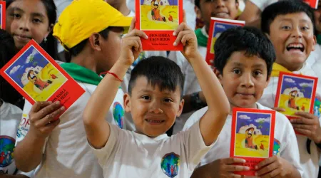 Niños con ejemplares de la Biblia entregadas por Ayuda a la Iglesia Necesitada.