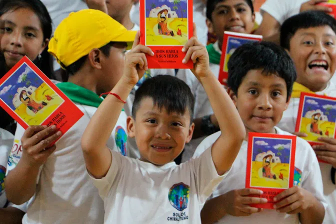 Niños con ejemplares de la Biblia entregadas por Ayuda a la Iglesia Necesitada.