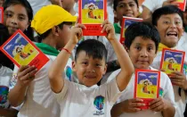 Niños con ejemplares de la Biblia entregadas por Ayuda a la Iglesia Necesitada.