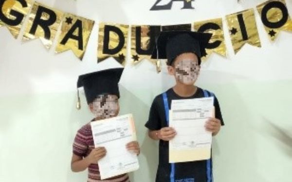 Niños graduados del programa para migrantes. Crédito: Hna. Gloria Estela Murúa Valencia