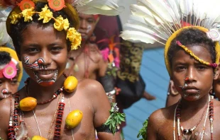 Niños de las islas Kiriwina, en Papúa Nueva Guinea. Crédito: ACN.