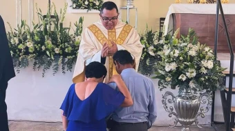 El P. Rosenberg Augusto Franco Barrera dándole la bendición a sus padres en su ordenación