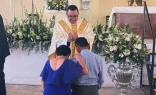 El P. Rosenberg Augusto Franco Barrera dándole la bendición a sus padres en su ordenación