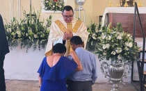 El P. Rosenberg Augusto Franco Barrera dándole la bendición a sus padres en su ordenación