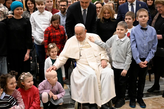 El Papa Francisco acaricia con cariño a una niña enferma de cáncer este 8 de enero en el Vaticano