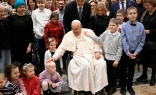 El Papa Francisco acaricia con cariño a una niña enferma de cáncer este 10 de enero en el Vaticano