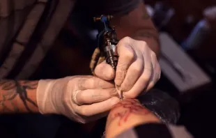 Foto referencial de una persona haciendo un tatuaje. Crédito: Shutterstock
