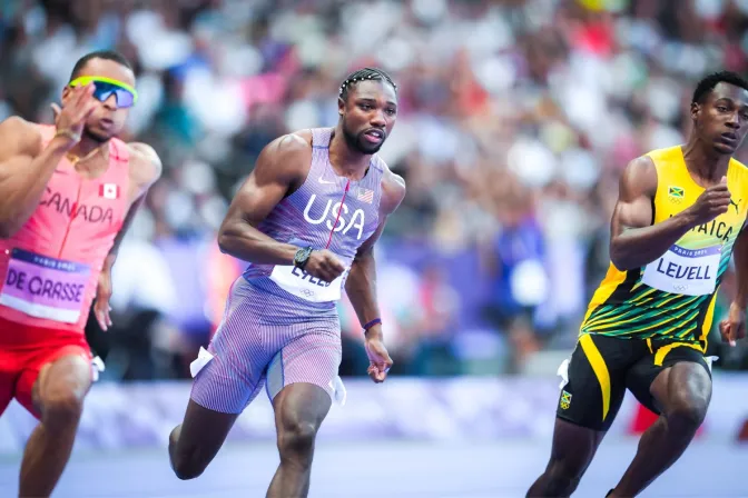 Noah Lyles en la carrera de 200 metros planos en París 2024 12082024