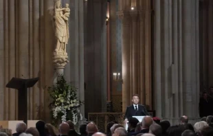 El presidente francés, Emmanuel Macron, pronuncia un discurso durante una ceremonia con motivo de la reapertura de la emblemática Catedral de Notre Dame, en el centro de París, el 7 de diciembre de 2024. Crédito: THIBAULT CAMUS / POOL/AFP vía Getty Images.