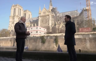 Philippe Villeneuve, el arquitecto de la restauración de la Catedral de Notre Dame de París, habla con Colm Flynn de EWTN News sobre su devoción a Nuestra Señora en “EWTN News In Depth”. Crédito: Captura de video / “EWTN News In Depth”.