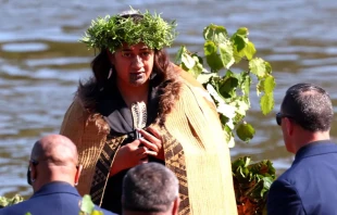 La nueva reina maorí Kuini Nga wai hono i te po, que es católica, abandona la waka (canoa) siguiendo a su padre, el rey maorí Tuheitia Pootatau Te Wherowhero VII, el 5 de septiembre de 2024 en Hamilton, Nueva Zelanda. Crédito: Phil Walter/Getty Images.