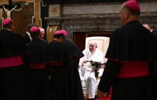 Papa Francisco con nuevos obispos. Crédito: Vatican Media 