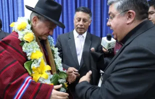 Nuncio apostólico con atuendos típicos de Bolivia Crédito: Conferencia Episcopal de Bolivia